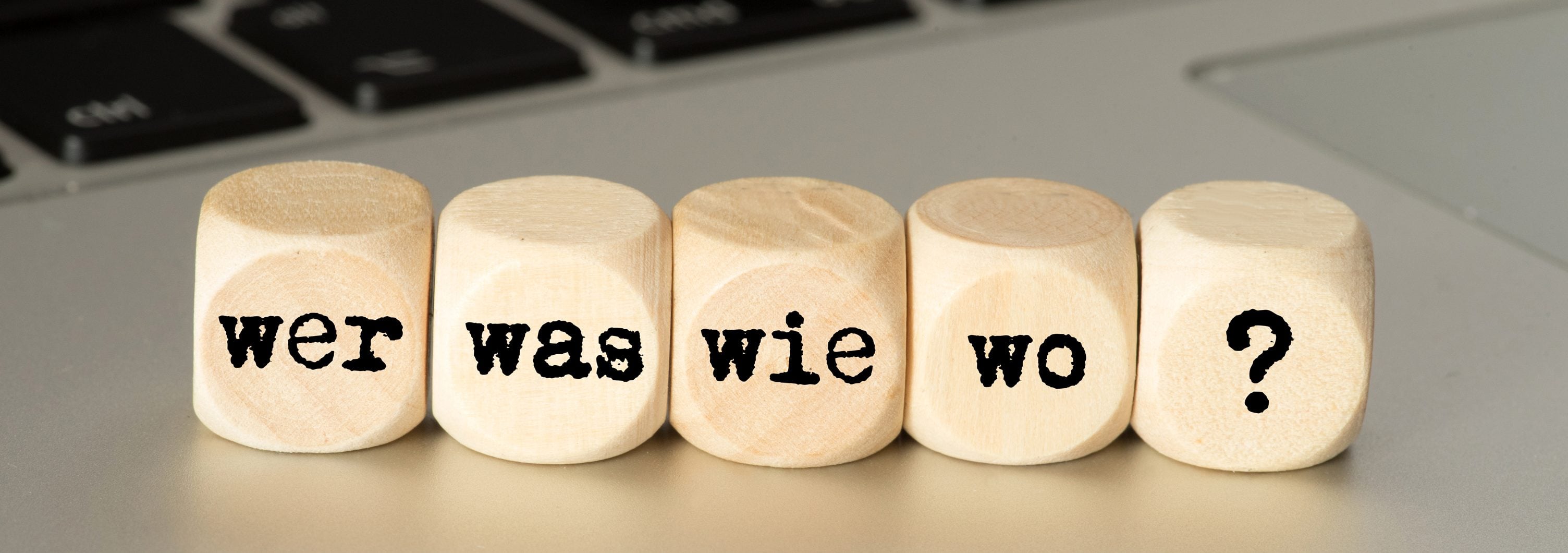 Würfel mit den Worten: Wer, was, wie, wo?