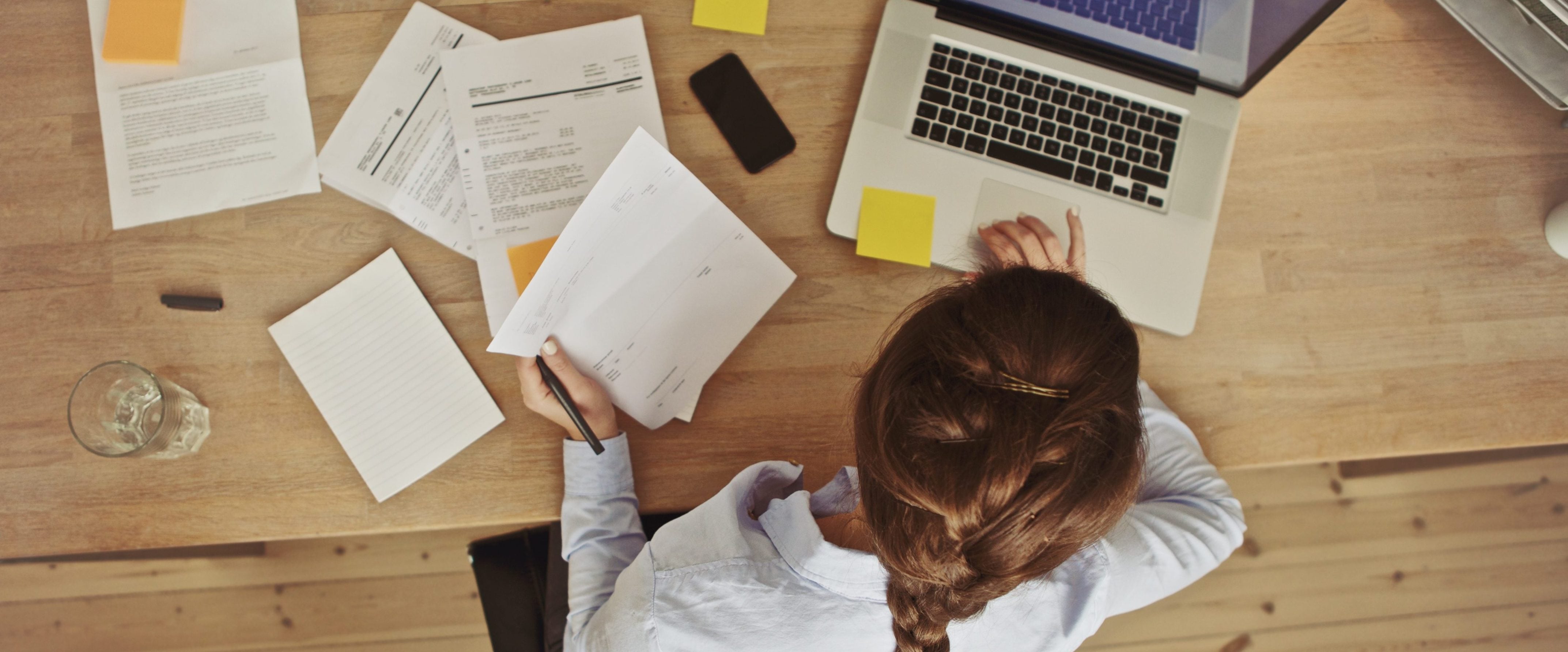 Frau arbeitet am Laptop. Foto: istock