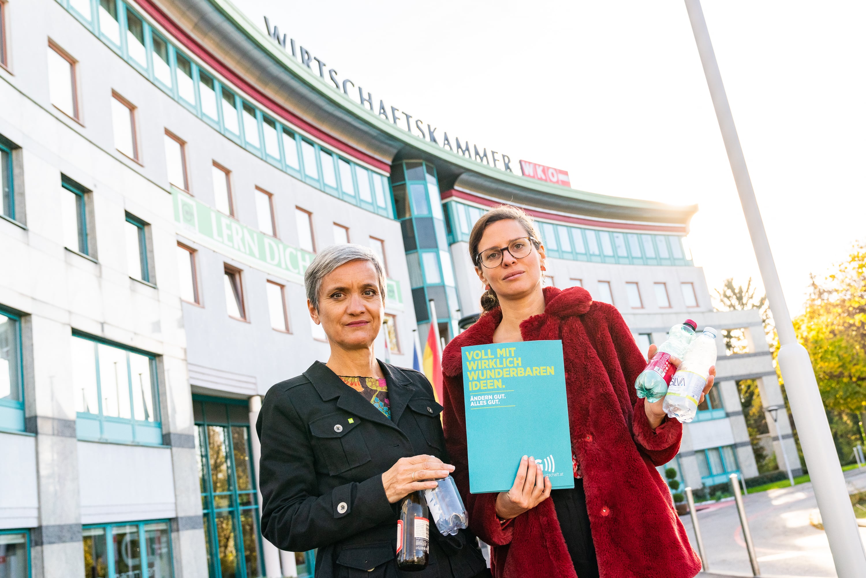 Anja Haider-Wallner und Verena Florian vor dem Wirtschaftsparlament