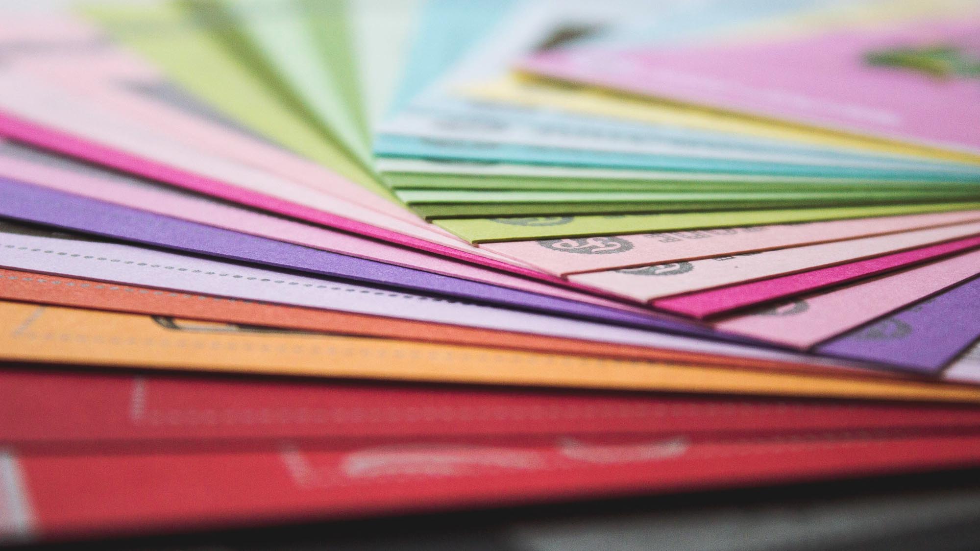 Buntes Papier, Foto: Andrew Pons, Unsplash